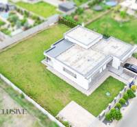 NA PREDAJ NADŠTANDARDNÁ 4-IZB. NOVOSTAVBA, DUN. KLÁTOV - Rodinný dom v Dunajskom Klátove s priestranným zeleným pozemkom a upraveným dvorom.