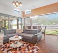 NA PREDAJ NADŠTANDARDNÁ 4-IZB. NOVOSTAVBA, DUN. KLÁTOV - Obývačka v Rodinnom dome s veľkým rohovým gaučom, jedálenským stolom a presklením.