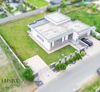 NA PREDAJ NADŠTANDARDNÁ 4-IZB. NOVOSTAVBA, DUN. KLÁTOV - Rodinný dom v Dunajskom Klátove s rozľahlou záhradou, cestou a zaparkovaným autom.