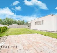 NA PREDAJ NADŠTANDARDNÁ 4-IZB. NOVOSTAVBA, DUN. KLÁTOV - Rodinný dom v Dunajskom Klátove s priestranným trávnikom a drevinami na pozemku.