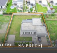 NA PREDAJ NADŠTANDARDNÁ 4-IZB. NOVOSTAVBA, DUN. KLÁTOV - Rodinný dom na predaj v Dunajskom Klátove z vtáčej perspektívy, ohraničený pozemok.