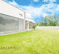 NA PREDAJ NADŠTANDARDNÁ 4-IZB. NOVOSTAVBA, DUN. KLÁTOV - Rodinný dom v Dunajskom Klátove so záhradou a veľkými oknami, neďaleko zelene.