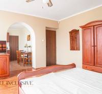 NA PREDAJ PENZIÓN VO VEĽKOM MEDERI – SUNGARDEN - Interiér izby s dreveným nábytkom a televíziou v Hoteloch a penziónoch.