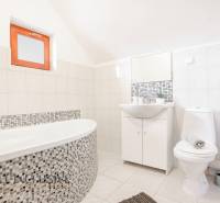 NA PREDAJ PENZIÓN VO VEĽKOM MEDERI – SUNGARDEN - Kúpeľňa s vaňou a umývadlom v Hoteloch a penziónoch, svetlé obklady, minimalistický štýl.