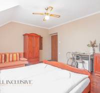 NA PREDAJ PENZIÓN VO VEĽKOM MEDERI – SUNGARDEN - Izba v hoteloch a penziónoch s dreveným nábytkom, televízorom a sedačkou.