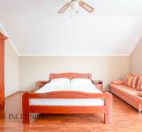 NA PREDAJ PENZIÓN VO VEĽKOM MEDERI – SUNGARDEN - Svetlá izba v Hoteloch a penziónoch s dreveným nábytkom a pohovkou.