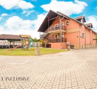 NA PREDAJ PENZIÓN VO VEĽKOM MEDERI – SUNGARDEN - Exteriér Hotely a penzióny vo Veľkom Mederi s detským ihriskom a altánkom.