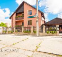 NA PREDAJ PENZIÓN VO VEĽKOM MEDERI – SUNGARDEN - Budova s reštauráciou a penziónom v meste Veľký Meder, lemovaná plotom.