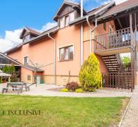 NA PREDAJ PENZIÓN VO VEĽKOM MEDERI – SUNGARDEN - Exteriér budovy s drevenými terasami, záhradou a ihriskom vo Veľkom Mederi, hotely a penzióny.