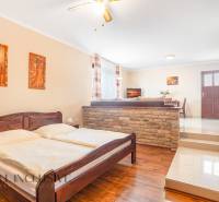 NA PREDAJ PENZIÓN VO VEĽKOM MEDERI – SUNGARDEN - Izba v hoteloch a penziónoch s rustikálnym nábytkom, drevenou podlahou a tehlovým dekorom.