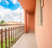 NA PREDAJ PENZIÓN VO VEĽKOM MEDERI – SUNGARDEN - Balkón v Hoteloch a penziónoch vo Veľkom Mederi s výhľadom na okolitú architektúru.