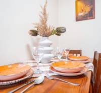 NA PREDAJ PENZIÓN VO VEĽKOM MEDERI – SUNGARDEN - Stôl s prestieraním, keramickými taniermi, pohármi a dekoráciou v hoteloch a penziónoch.