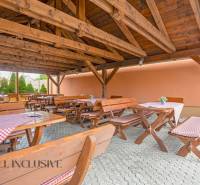 NA PREDAJ PENZIÓN VO VEĽKOM MEDERI – SUNGARDEN - Drevená terasa s lavicami v Hoteloch a penziónoch vo Veľkom Mederi.