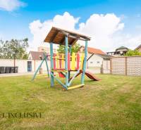 NA PREDAJ PENZIÓN VO VEĽKOM MEDERI – SUNGARDEN - Detské ihrisko s drevenou konštrukciou v areáli hotelov a penziónov Veľkého Medera.