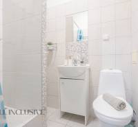 NA PREDAJ PENZIÓN VO VEĽKOM MEDERI – SUNGARDEN - Kúpeľňa so sprchou, umývadlom a toaletou, typická pre hotely a penzióny.