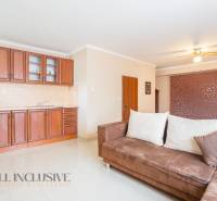 NA PREDAJ PENZIÓN VO VEĽKOM MEDERI – SUNGARDEN - Interiér kuchynky v hoteloch a penziónoch s pohovkou a drevenou linkou.