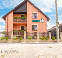 NA PREDAJ PENZIÓN VO VEĽKOM MEDERI – SUNGARDEN - Penzión s dreveným plotom a kvetinovou výzdobou v meste Veľký Meder.