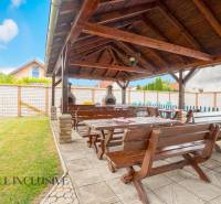 NA PREDAJ PENZIÓN VO VEĽKOM MEDERI – SUNGARDEN - Záhrada v Hotely a penzióny vo Veľkom Mederi s altánkom a dreveným sedením.