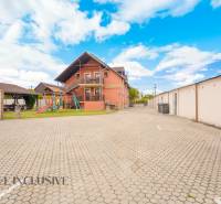 NA PREDAJ PENZIÓN VO VEĽKOM MEDERI – SUNGARDEN - Exteriér Hotely a penzióny vo Veľkom Mederi s detským ihriskom a parkoviskom.