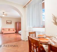 NA PREDAJ PENZIÓN VO VEĽKOM MEDERI – SUNGARDEN - Jedáleň a obývacia časť v penzióne s dreveným nábytkom a dekoráciami.