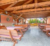 NA PREDAJ PENZIÓN VO VEĽKOM MEDERI – SUNGARDEN - Drevený altánok s lavičkami a stolmi v Hoteloch a penziónoch vo Veľkom Mederi.