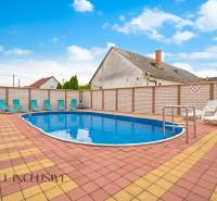 NA PREDAJ PENZIÓN VO VEĽKOM MEDERI – SUNGARDEN - Bazén s ležadlami vo Veľkom Mederi, ideálny pre návštevníkov hotelov a penziónov.