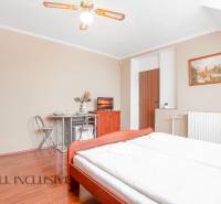 NA PREDAJ PENZIÓN VO VEĽKOM MEDERI – SUNGARDEN - Svetlá izba v hoteli s manželskou posteľou, dekoráciami a jedálenským kútom.