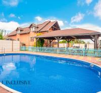 NA PREDAJ PENZIÓN VO VEĽKOM MEDERI – SUNGARDEN - V Hoteloch a penziónoch vo Veľkom Mederi je bazén s terasou a altánkom.