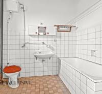 REZERVOVANÉ 4-IZBOVÝ RODINNÝ DOM, TOPOĽNÍKY - Kúpeľňa s kachličkami a zariadením v rodinnom dome.
