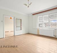 REZERVOVANÉ 4-IZBOVÝ RODINNÝ DOM, TOPOĽNÍKY - Izba rodinného domu s podlahou s dreveným dekorom, bielymi stenami a presklenými dverami.