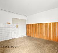 REZERVOVANÉ 4-IZBOVÝ RODINNÝ DOM, TOPOĽNÍKY - Interiér rodinného domu s podlahou s dreveným dekorom a obloženou stenou.