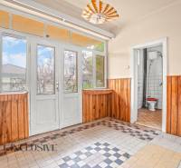 REZERVOVANÉ 4-IZBOVÝ RODINNÝ DOM, TOPOĽNÍKY - Interiér rodinného domu s dreveným obkladom a svetlou dlažbou, výhľad na záhradu.