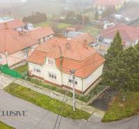 REZERVOVANÉ 4-IZBOVÝ RODINNÝ DOM, TOPOĽNÍKY - Pohľad zhora na rodinný dom v Topoľníkoch so šikmou strechou a záhradou.