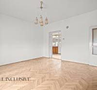 REZERVOVANÉ 4-IZBOVÝ RODINNÝ DOM, TOPOĽNÍKY - Priestranná miestnosť v rodinnom dome s podlahou s dreveným dekorom a bielym stropom.