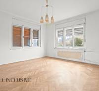 REZERVOVANÉ 4-IZBOVÝ RODINNÝ DOM, TOPOĽNÍKY - Prázdna izba v rodinnom dome s podlahou s dreveným dekorom a veľkými oknami.