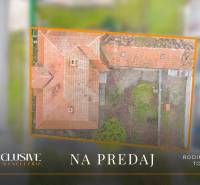 REZERVOVANÉ 4-IZBOVÝ RODINNÝ DOM, TOPOĽNÍKY - Letecký pohľad na rodinný dom s dvomi strechami v obci Topoľníky.