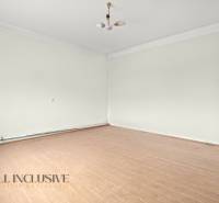 REZERVOVANÉ 4-IZBOVÝ RODINNÝ DOM, TOPOĽNÍKY - Interiér v Rodinnom dome s podlahou s dreveným dekorom a jednoduchým osvetlením.