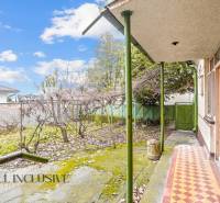 REZERVOVANÉ 4-IZBOVÝ RODINNÝ DOM, TOPOĽNÍKY - Záhrada s vinicou pri rodinnom dome v Topoľníkoch s farebnou dlážkou na terase.