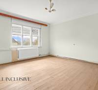 REZERVOVANÉ 4-IZBOVÝ RODINNÝ DOM, TOPOĽNÍKY - Prázdna miestnosť v rodinnom dome s podlahou s dreveným dekorom a veľkým oknom.