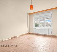 REZERVOVANÉ 4-IZBOVÝ RODINNÝ DOM, TOPOĽNÍKY - Priestranná izba s podlahou z kachličiek v rodinnom dome, neutrálne steny a veľké okno.