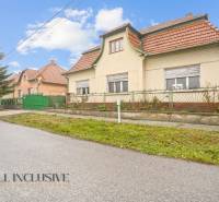 REZERVOVANÉ 4-IZBOVÝ RODINNÝ DOM, TOPOĽNÍKY - Rodinný dom v Topoľníkoch so šikmou strechou a zeleným plotom pozdĺž ulice.