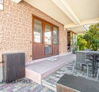 NA PREDAJ APARTMÁNOVÝ DOM VO VEĽKOM MEDERI - V Hoteloch a penziónoch vo Veľkom Mederi nájdete terasu so stoličkami vedľa domu.