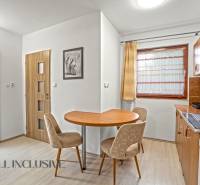 NA PREDAJ APARTMÁNOVÝ DOM VO VEĽKOM MEDERI - Kuchyňa s jedálenským stolom, podlaha s dreveným dekorom, Hotely a penzióny.