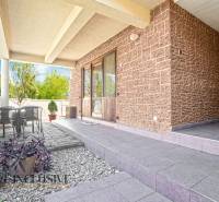 NA PREDAJ APARTMÁNOVÝ DOM VO VEĽKOM MEDERI - Terasa s posedením a kamenným obložením pri Hoteloch a penziónoch vo Veľkom Mederi.