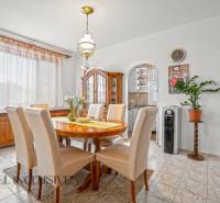 NA PREDAJ APARTMÁNOVÝ DOM VO VEĽKOM MEDERI - Jedáleň s dreveným nábytkom, svetlými stoličkami a dekoratívnou rastlinou v Hoteloch a penziónoch.