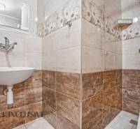 NA PREDAJ APARTMÁNOVÝ DOM VO VEĽKOM MEDERI - Kúpeľňa s umývadlom a sprchovým kútom v hoteloch a penziónoch, kachličková dekorácia.