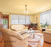 NA PREDAJ APARTMÁNOVÝ DOM VO VEĽKOM MEDERI - Interiér s krémovým nábytkom, podlahou s dreveným dekorom a skleneným stolom v Hotely a penzióny.