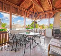 NA PREDAJ APARTMÁNOVÝ DOM VO VEĽKOM MEDERI - Priestranná terasa v hoteloch a penziónoch s kovovým stolom a dekoratívnym prestrešením.