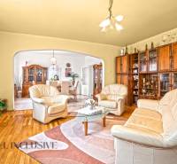 NA PREDAJ APARTMÁNOVÝ DOM VO VEĽKOM MEDERI - Obývačka v hoteloch a penziónoch s béžovou sedacou súpravou a podlahou s dreveným dekorom.