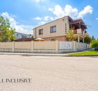 NA PREDAJ APARTMÁNOVÝ DOM VO VEĽKOM MEDERI - Budova v meste Veľký Meder s nápisom, obklopená zeleňou. Hotely a penzióny v okolí.